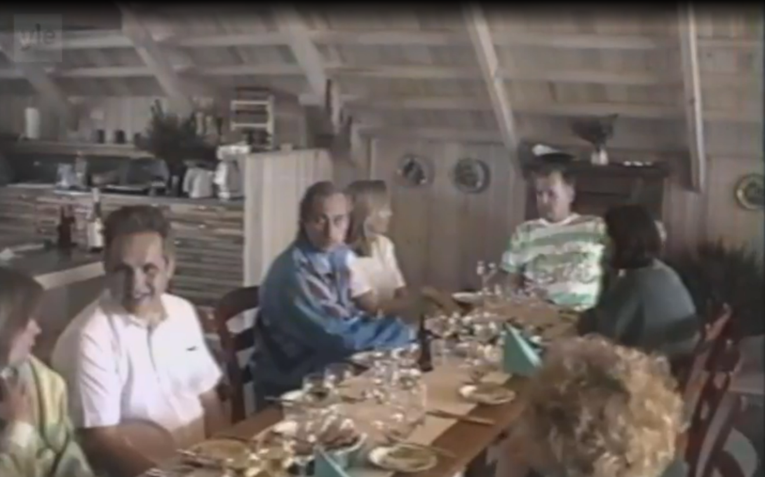 С плохой прической и опущенным взглядом: каким был Путин в 90-х годах (фото)